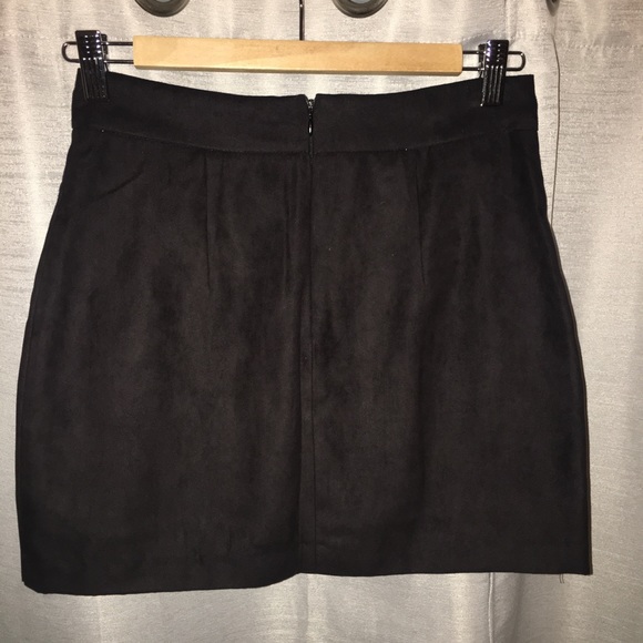 Black mini skirt - Picture 3 of 4